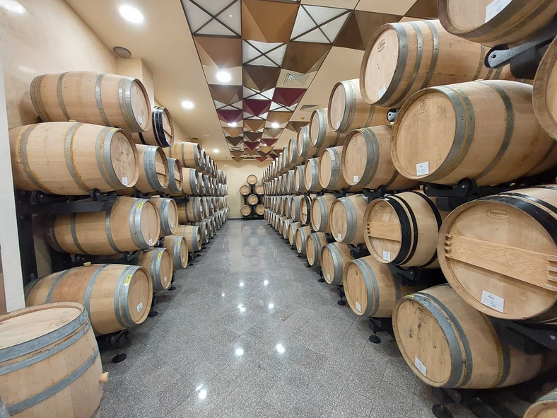 W piwnicy znajdują się dziesiątki beczek z wyjątkowym winem