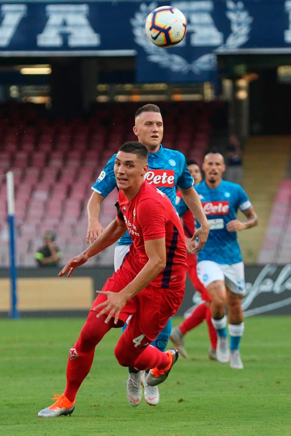 Nikola Milenković na duelu sa Napolijem