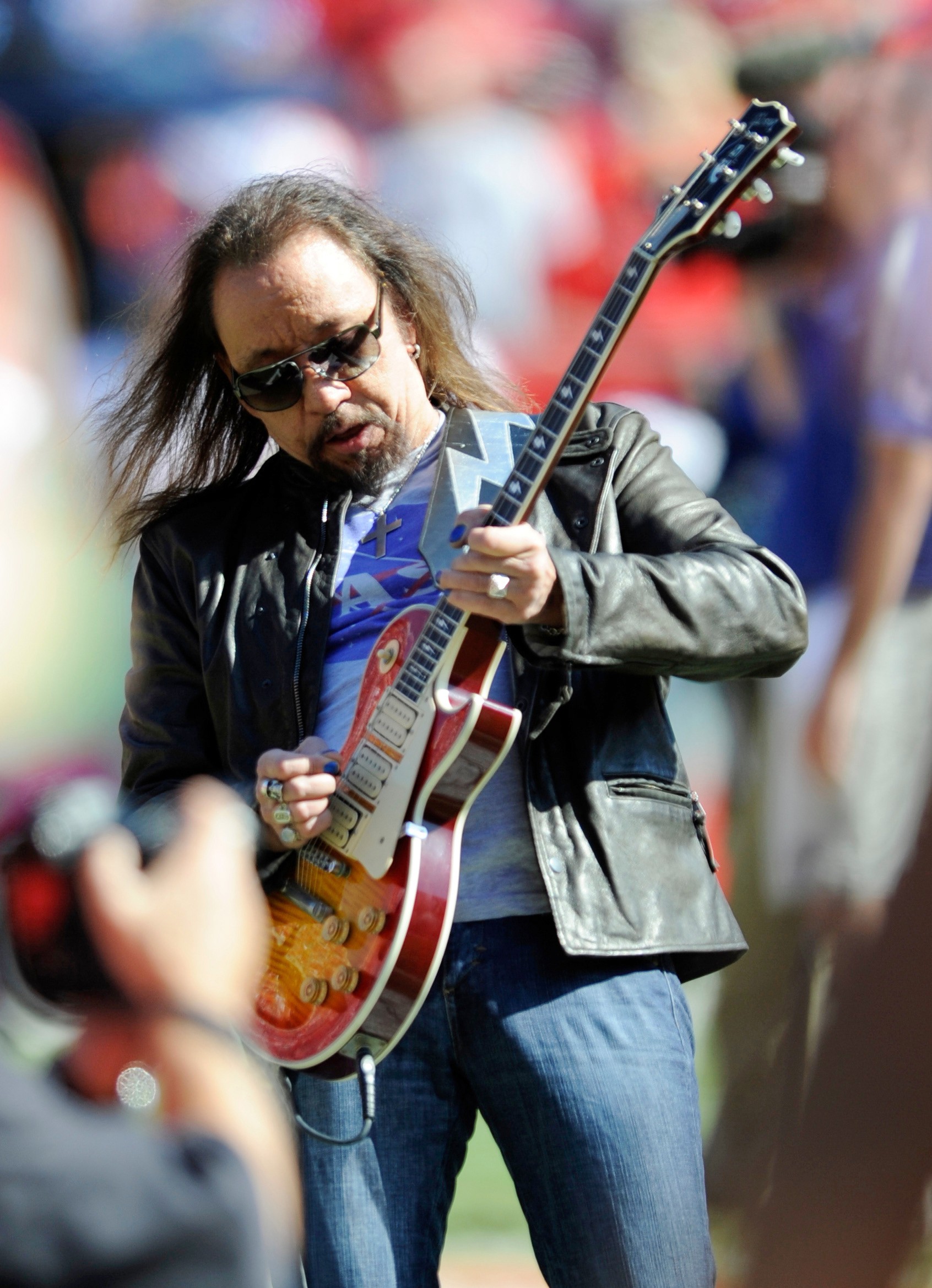 Gitarista a spoluzakladateľ americkej rockovej kapely Kiss Ace Frehley.  