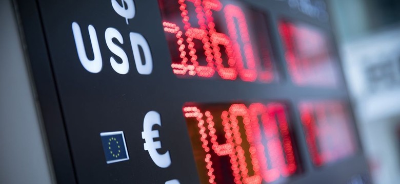 Złoty stabilny wobec euro, traci do dolara i franka [KURSY WALUT]