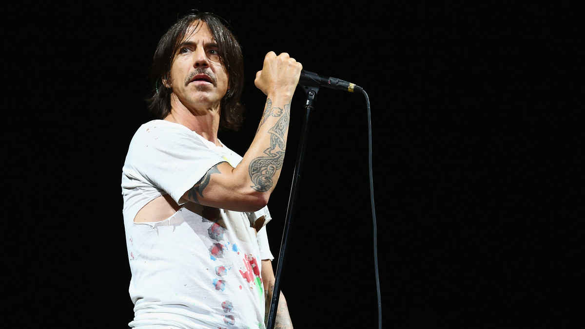 Fani mogą odetchnąć, wokalista Red Hot Chili Peppers, po pobycie w szpitalu spowodowanym silnym atakiem grypy żołądkowej, wraca do formy. Kiedis wraz z basistą zespołu Michaelem Balzary, znanym jako Flea, był widziany w niedzielę 15 maja w Malibu.