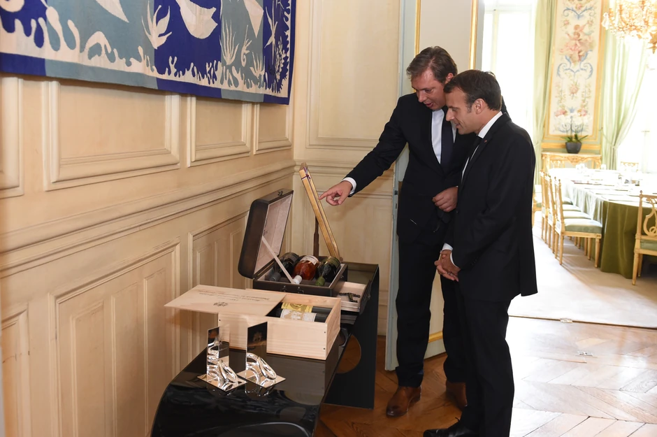 Pokloni koje su razmenili Vučić i Makron