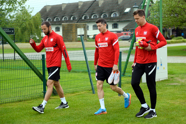 Reprezentanci Polski Grzegorz Krychowiak (L), Robert Lewandowski (C) i Wojciech Szczęsny (P) w drodze na sparing wewnętrzny podczas zgrupowania kadry narodowej piłkarzy, w ośrodku hotelu "Remes"