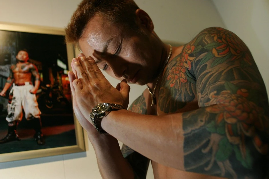 Članovi Jakuze tetoviraju čitava tela, hrizanteme su čest motiv