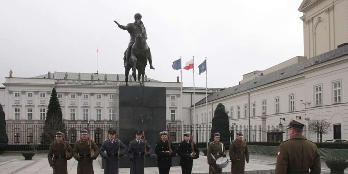 Zachcianka prezydenta? Żołnierze mają chodzić pod pomnikiem, a nie...