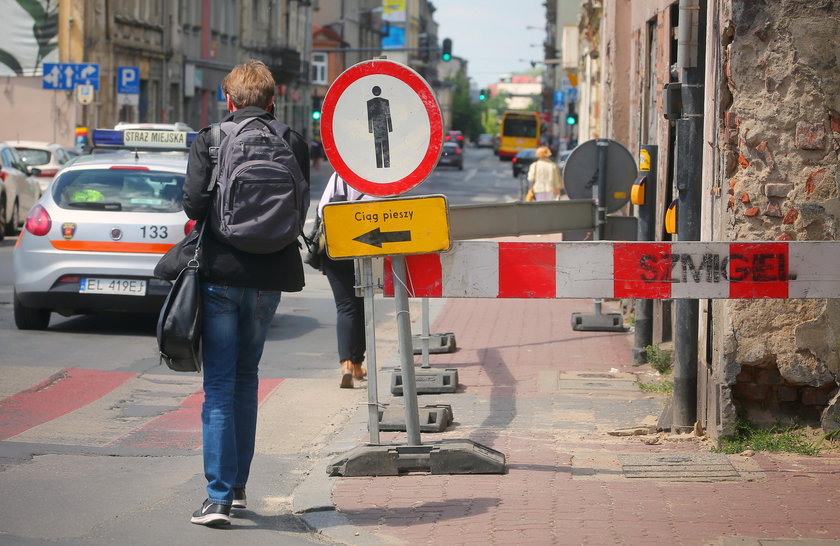 Barierki blokują chodniki w centrum Łodzi bo sypią się kamienice 