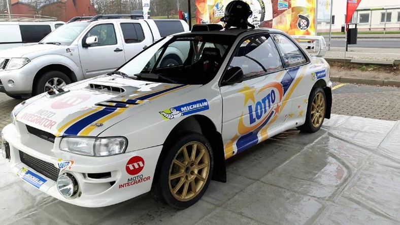 Samochód rajdowy Subaru WRC, którym zwycięzca licytacji pokona odcinek specjalny w roli pilota Krzysztofa Hołowczyca