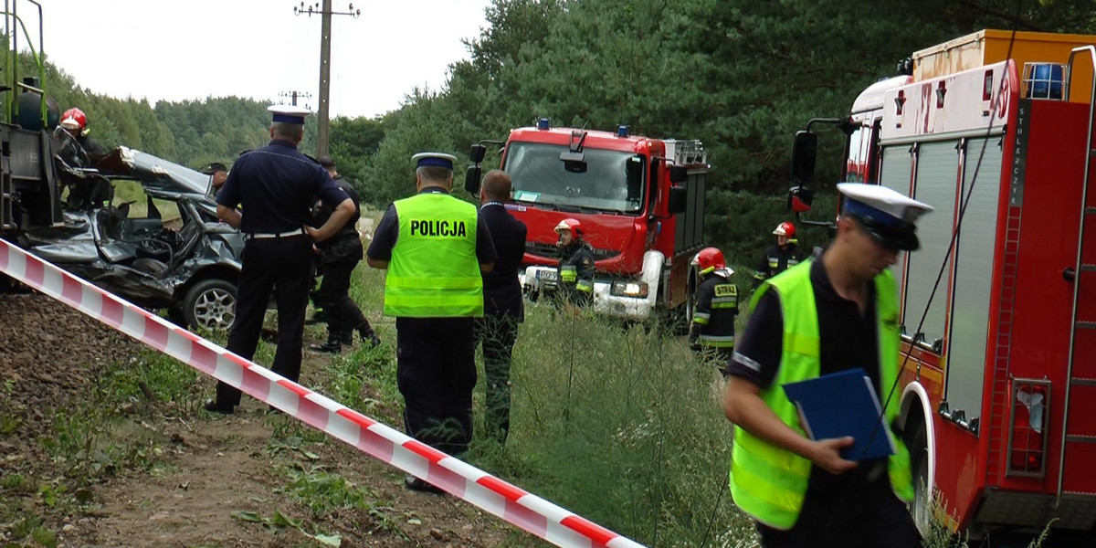 Tragiczny wypadek pod Piłą. Volkswagen wjechał pod pociąg