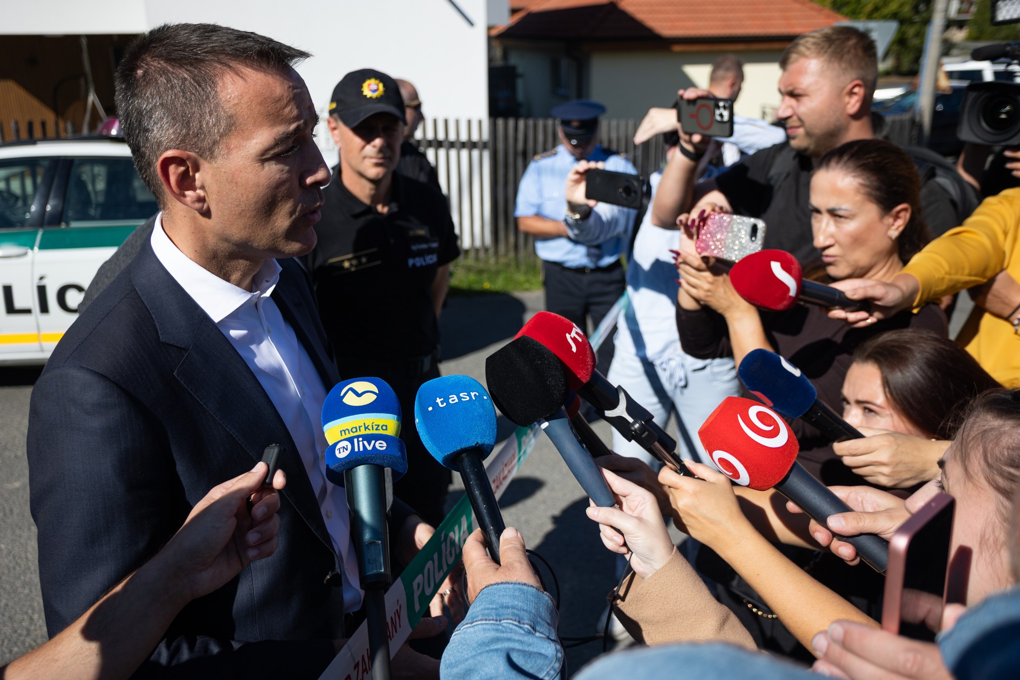 Minister školstva, výskumu, vývoja a mládeže SR Tomáš Drucker hovorí počas tlačovej konferencie po útoku na základnej škole v obci Staškov. 