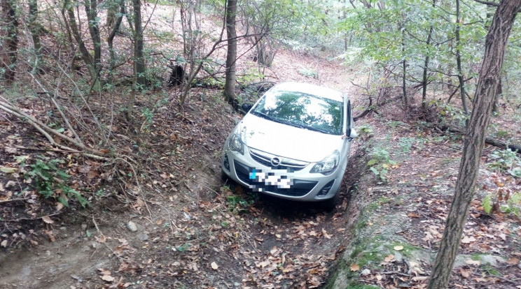 A szűk kis hegyi járat kifogott az Opelen, az autó beszorult / Fotó : police.hu