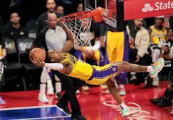 Liga NBA. LeBron James poprowadził Lakers do finału nowego turnieju