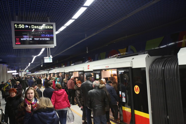 Pasażerowie dostrzegają pierwsze mankamenty. Narzekają na słabe oznakowania przejść oraz usterki ruchomych schodów. Na zdjęciu: pasażerowie na Stacji Dworzec Wileński.<br><br>fot.  (mr) PAP/Leszek Szymański