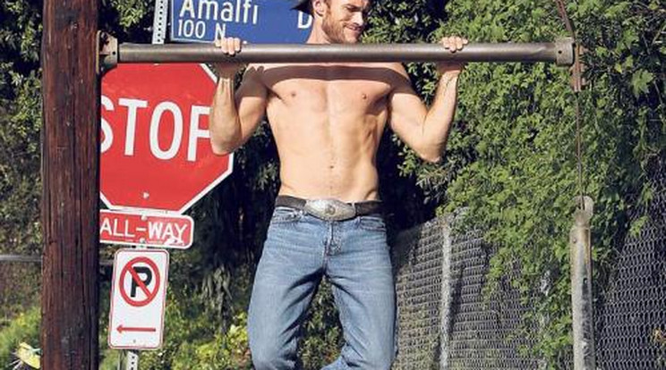 Utcán gyúr Scott Eastwood 