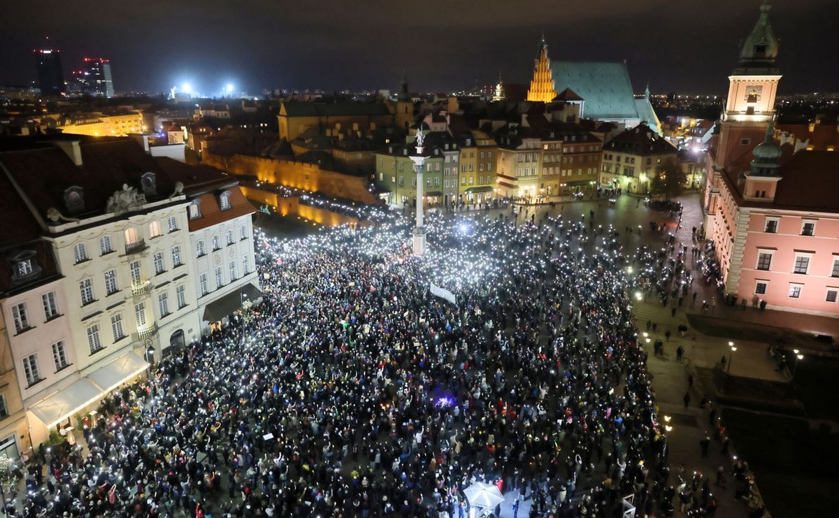 Protest pod hasłem "Ani jednej więcej" na placu Zamkowym w Warszawie