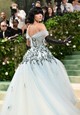 Sweeneyhez hasonlóan a Met-gálán több sztár is, Gigi Hadid, Jessica Biel, Nicole Kidman és Sabrina Carpenter mesebeli ihletésű ruhákat viseltek, amelyek szintén úgy néztek ki, mintha egy Disney-film forgatásáról vették volna fel őket.