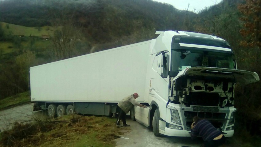 Prevarila ga navigacija: Kamion iz Slovenije zaglavljen u krivini kroz Radoševo
