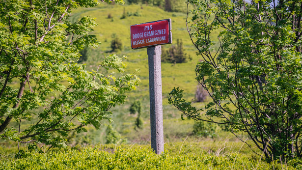 Pas drogi granicznej, wejście zabronione - znak na granicy polsko-ukraińskiej w Bieszczadach