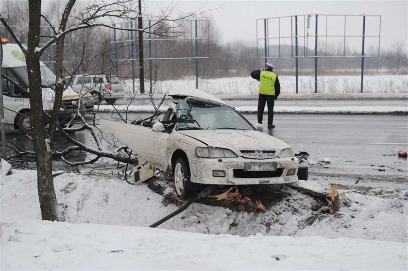 Auto rozpadło się na pół. 2 osoby nie żyją! ZDJĘCIA