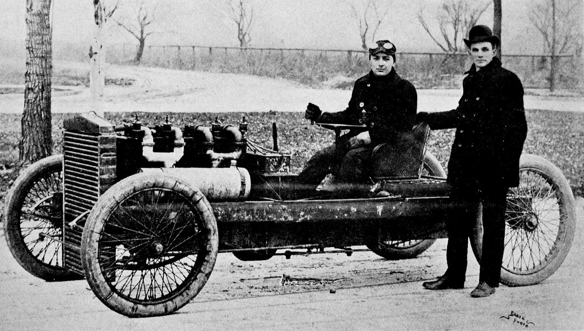 Henry Ford i Barney Oldfield, 1902 (Domena Publiczna)