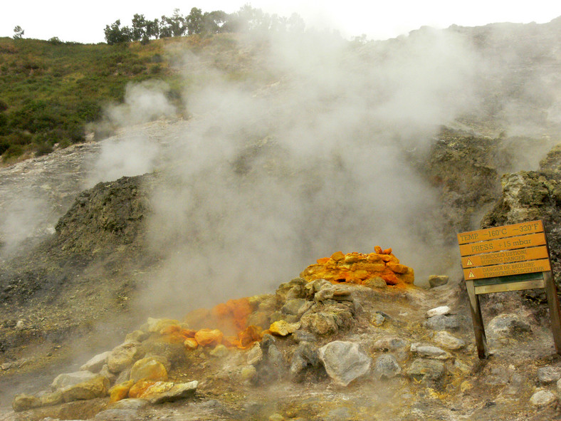Siarka i gazy wydostajace sie z krateru Solfatara, Pola Flegrejskie