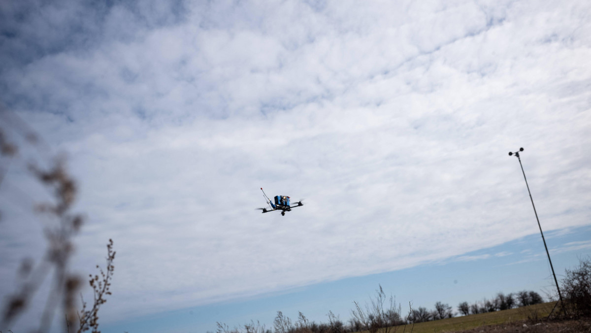Francja przekaże Ukrainie sto dronów