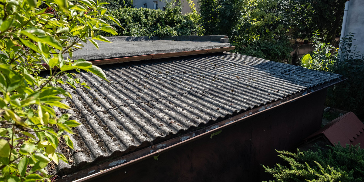 Pozbycie się azbestu na dachu. 12 stycznia mija ważny termin.