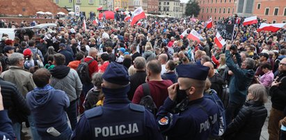 Uważają, że pandemii nie ma i protestują. Szokujące obrazki z Polski