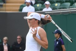 Wimbledon: Świątek poszła w ślady Linette. Obie Polki grają dalej