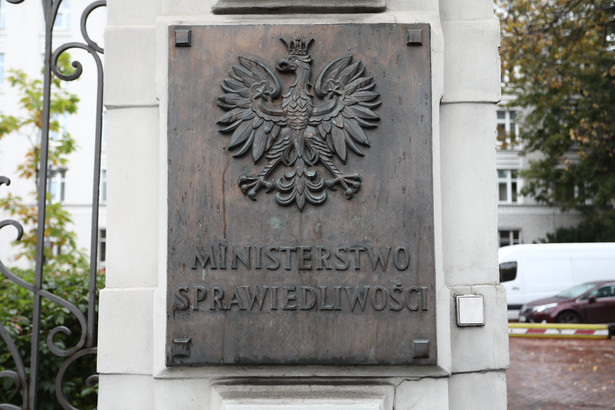 Ministerstwo sprawiedliwości - tablica przed wejściem do budynku