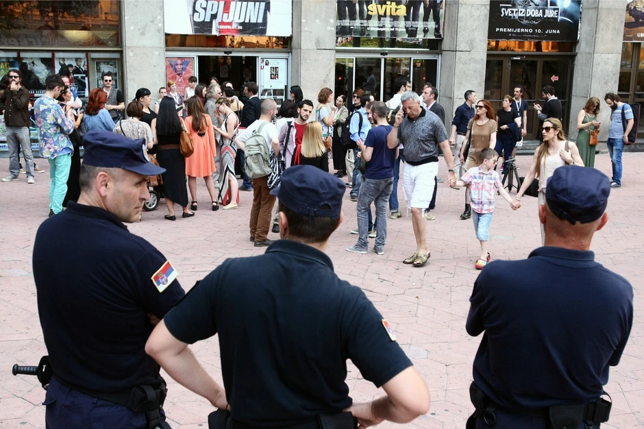 Bez potrebe da intervenišu: Policija ispred Doma sindikata gde je otvoren festival