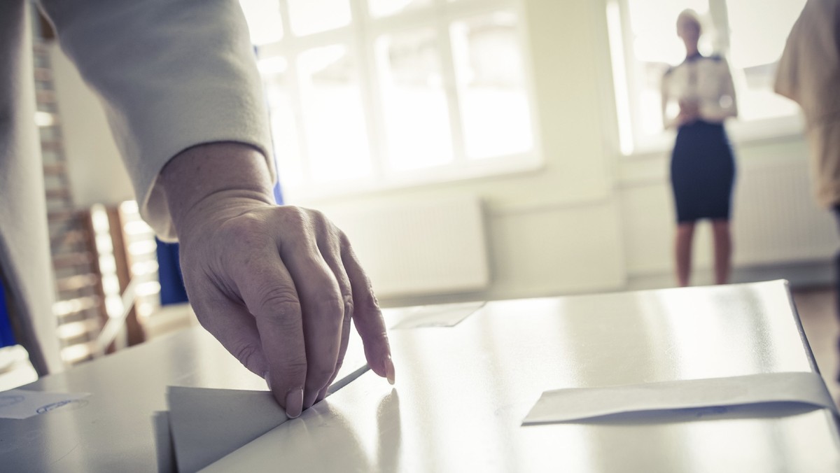 Nieobecność przy urnie wyborczej Polacy najczęściej uzasadniają przyczynami obiektywnymi lub sprzeciwem wobec rzeczywistości politycznej - wynika z sondażu CBOS. W dniu głosowania w domach pozostała też znaczna część wyborców określających swoje poglądy jako lewicowe lub centrowe.