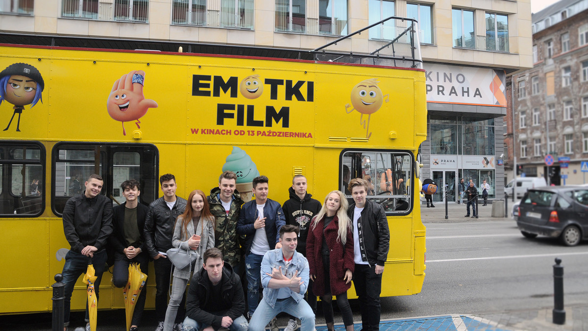 Już 13 października do kin w Polsce trafi komedia animowana dla całych rodzin – „Emotki. Film”. 11 najsłynniejszych influencerów użyczyło swych głosów bohaterom filmu. I tak na przykład słynny ReZigiusz wciela się w postać emotki Kupa Jr., Damian Kordas użyczył głosu emotce Ciasteczko Szczęścia, a głosem Angeliki Muchy (Littlemooonster96) przemówi… Księżniczka.