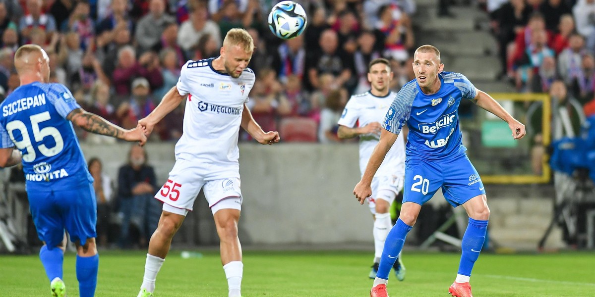 Górnik Zabrze górą w Wielkich Derbach Śląska!  Główkuje Sebastian Czyż (nr 55).