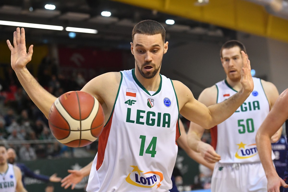 Zawodnik Legii Warszawa Grzegorz Kulka (L) podczas meczu 5. kolejki 2. etapu Pucharu Europy FIBA koszykarzy z ZZ Leiden