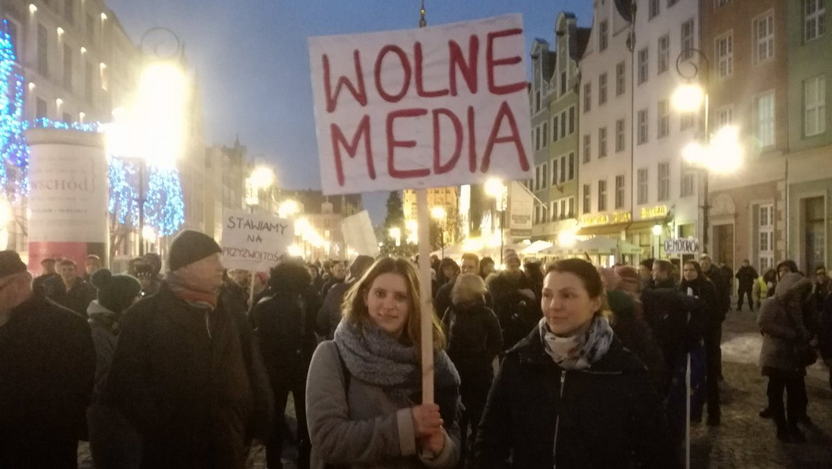 Dzisiejszy protest studentów w Gdańsku zgromadził kilkaset osób. - Nie demonstrujemy, bo jakaś partia wygrała wybory. Jesteśmy tutaj po to, by zaprotestować przeciwko łamaniu prawa w Polsce –  przekonywano ze sceny, którą ustawiono na Długim Targu. Nie wszyscy studenci popierają jednak taką manifestację.