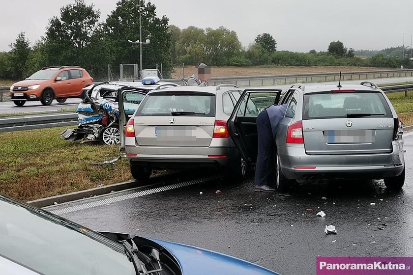 Kutno: karambol na A1. Uszkodzony radiowóz, policjant miał szczęście