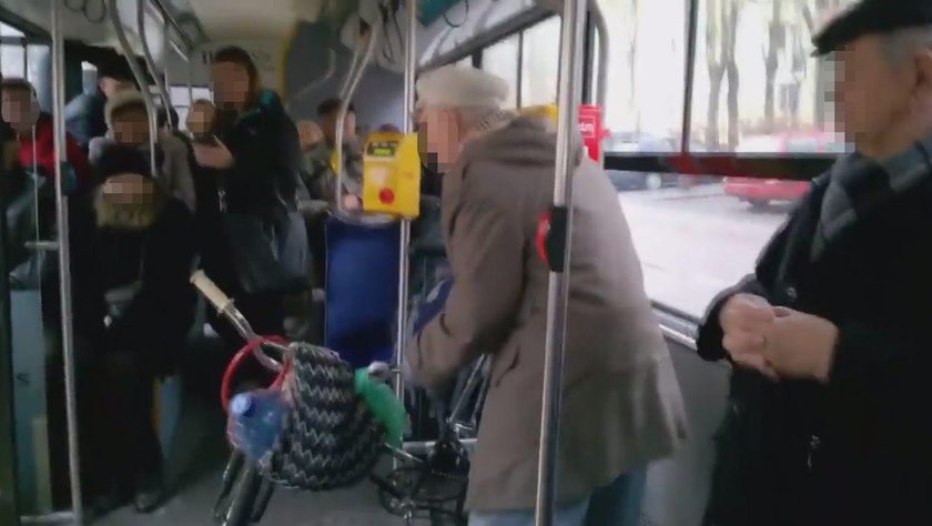 Tłum wyrzucił seniora z autobusu