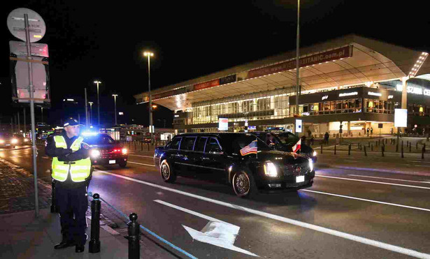 Limuzyna z prezydentem Stanów Zjednoczonych Barackiem Obamą podjeżdża pod warszawski hotel Marriott, w tle Dworzec Centralny, w nocy z 7 na 8 bm. Prezydent Obama przybył do Polski w związku z odbywającym się w stolicy szczytem NATO. (mr) PAP/Paweł Supernak