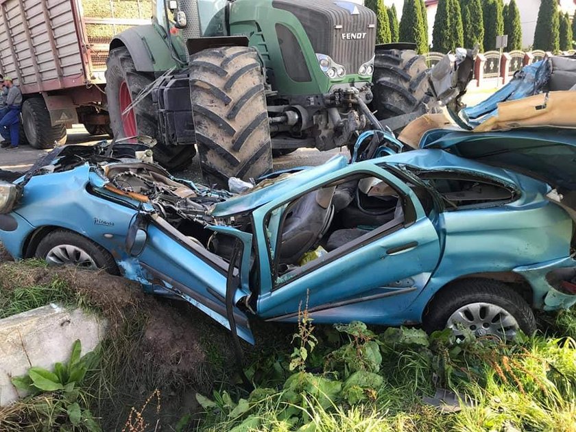 Horror na Mazowszu. Traktor staranował auto. Kobieta nie miała żadnych szans