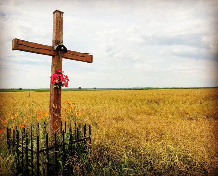 Zdjęcie starego, przydrożnego krzyża na Podlasiu południowym | fot. ks. Mariusz Wedziuk