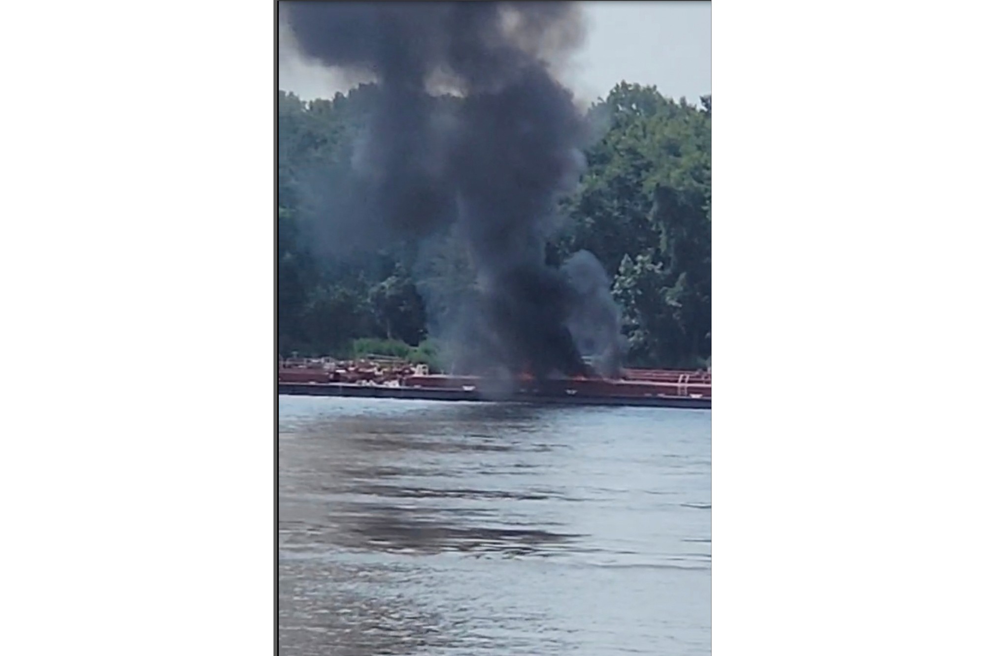 Dym valiaci sa z člna po havárii vrtuľníka v rieke Mississippi neďaleko Altonu.