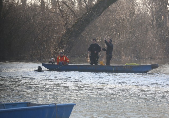 Ronioci pretražuju reku u potrazi za dečakom