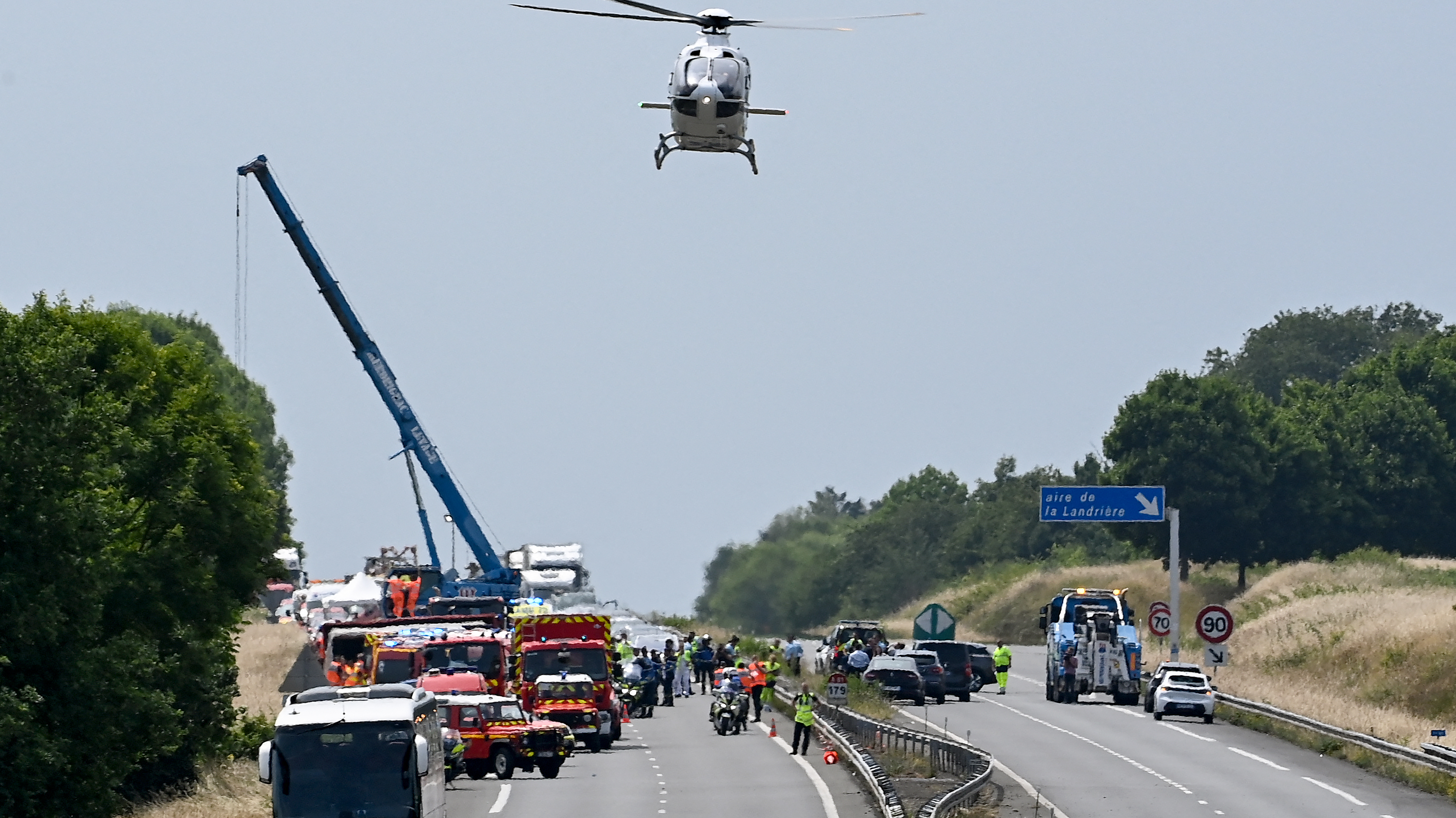 Tragedia in autostrada, camion precipita dal cavalcavia: tratto chiuso