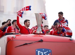 Feta w Madrycie po wygraniu Ligi Europejskiej. Piłkarze i kibice Atletico świętowali na ulicach stolicy Hiszpanii