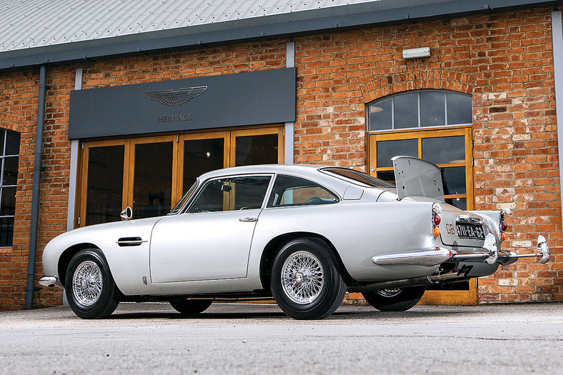 Aston Martin DB5 – najsłynniejsze auto, jakim jeździł James Bond