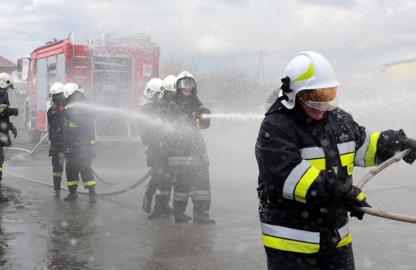 Strażaczki oblewają strażaków w lany Poniedziałek