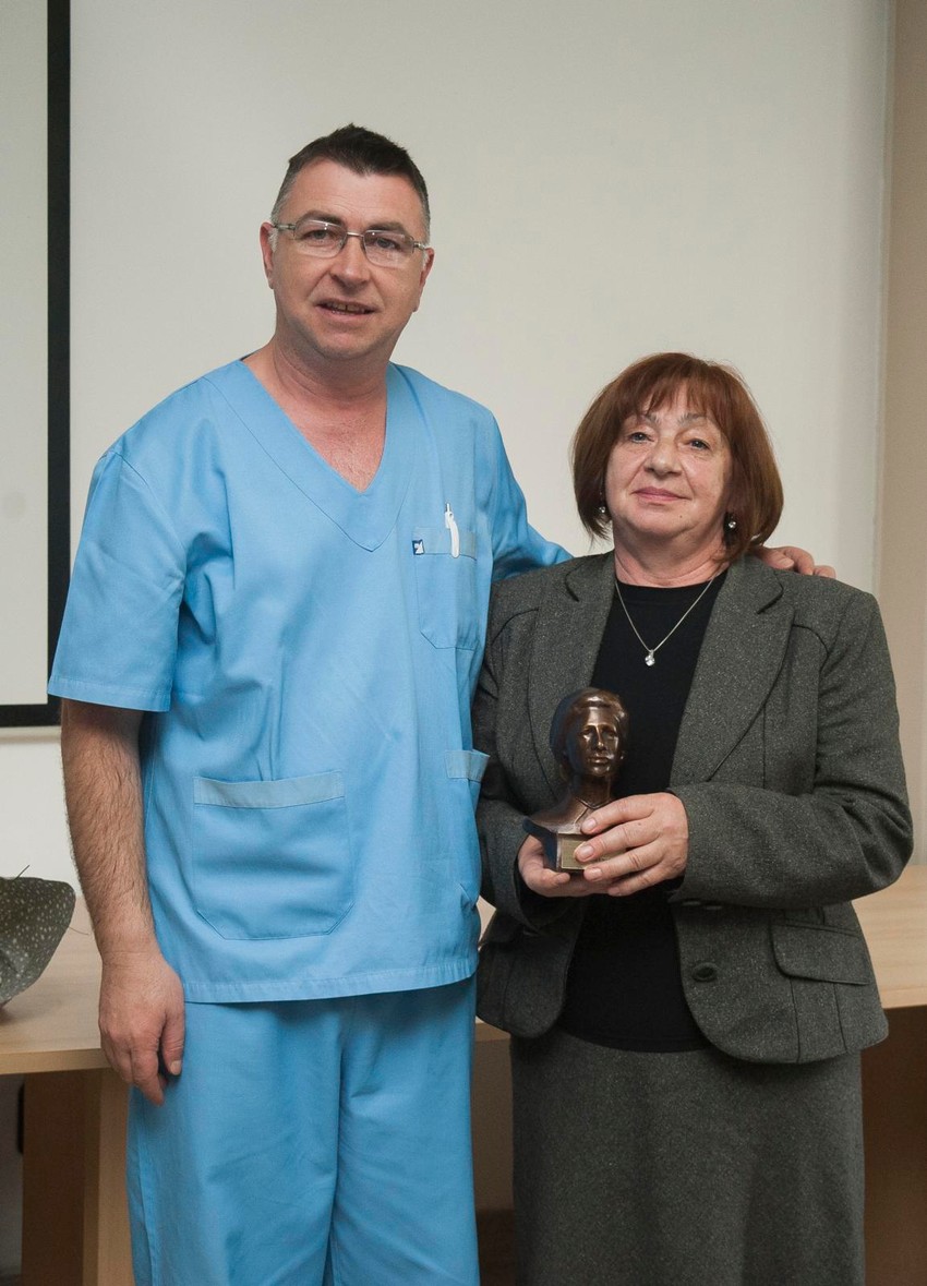 Miljojka sa uručiocem nagrade