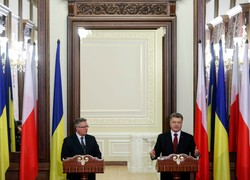 Komorowski i Poroszenko uczcili pamięć ofiar Katynia