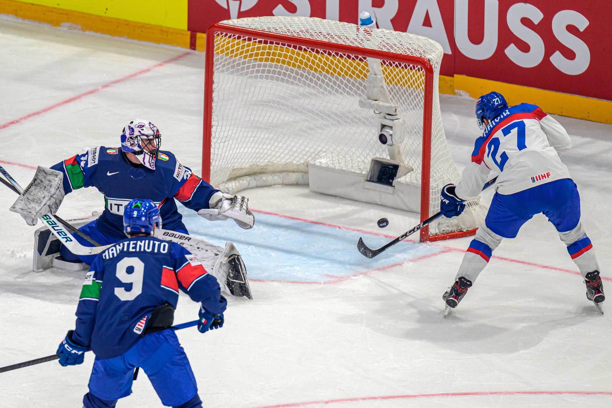 Kapitán Marek Hrivík (Slovensko) strieľa úvodný gól brankárovi Jacobovi Smithovi (Taliansko).