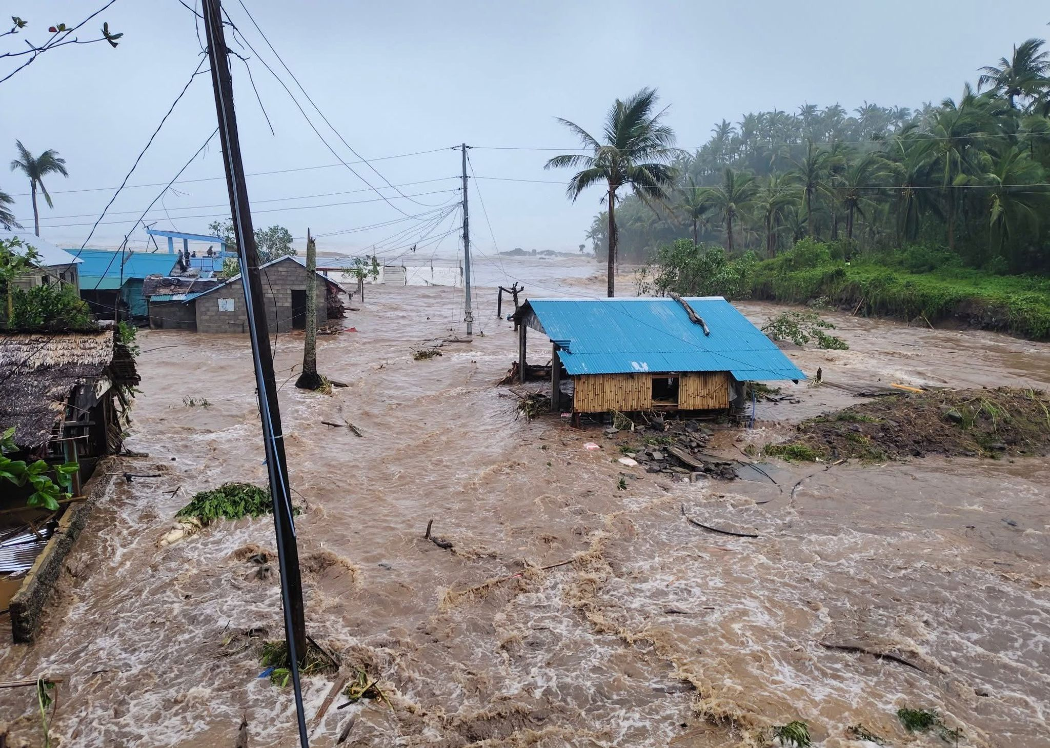 Supertaifun Fung-Wong trifft Philippinen - 2 Tote, 1,4 Millionen evakuiert